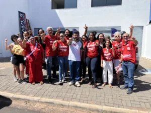 Dr. Igino, Gilmar Machado e apoiadores na inauguração do comitê em Uberlândia