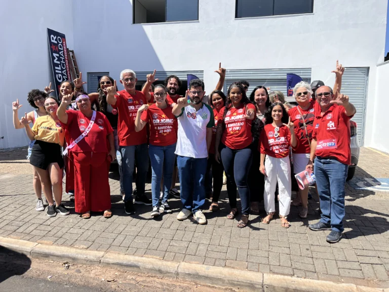 Dr. Igino, Gilmar Machado e apoiadores na inauguração do comitê em Uberlândia