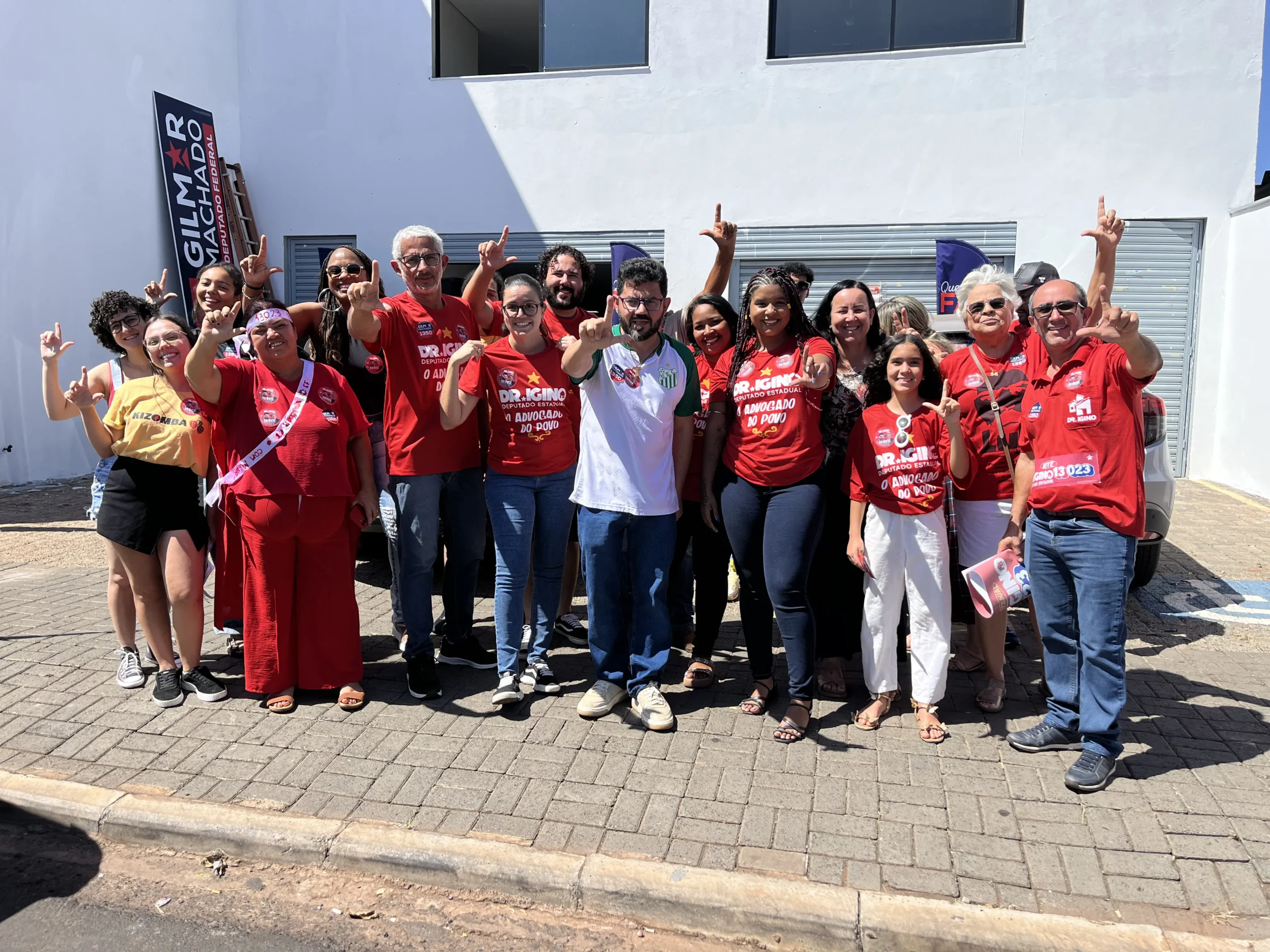 Dr. Igino, Gilmar Machado e apoiadores na inauguração do comitê em Uberlândia
